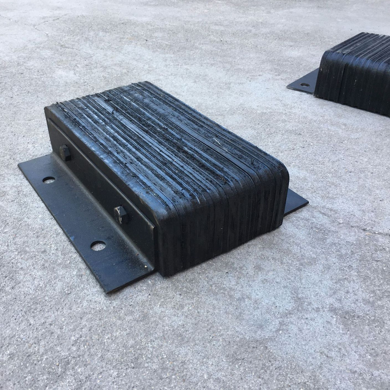 Ламинированный резиновый бампер дока